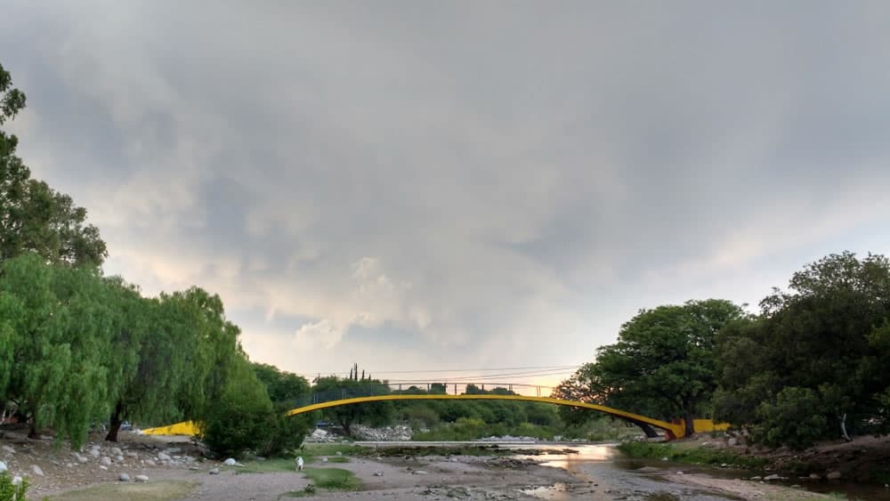 Puente peatonal desde otra perspectiva con cielo nublado